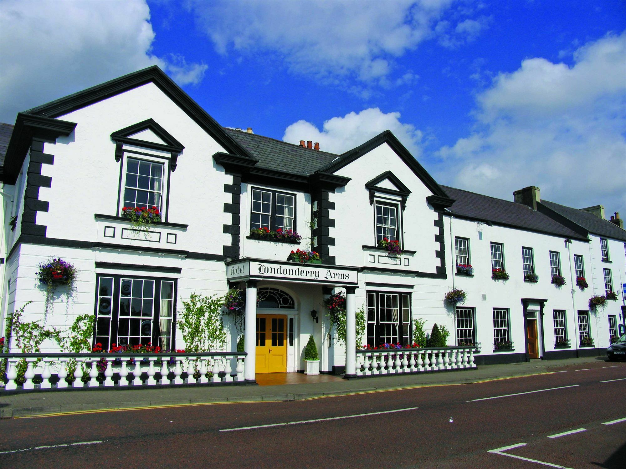 Londonderry Arms Hotel Carnlough Extérieur photo